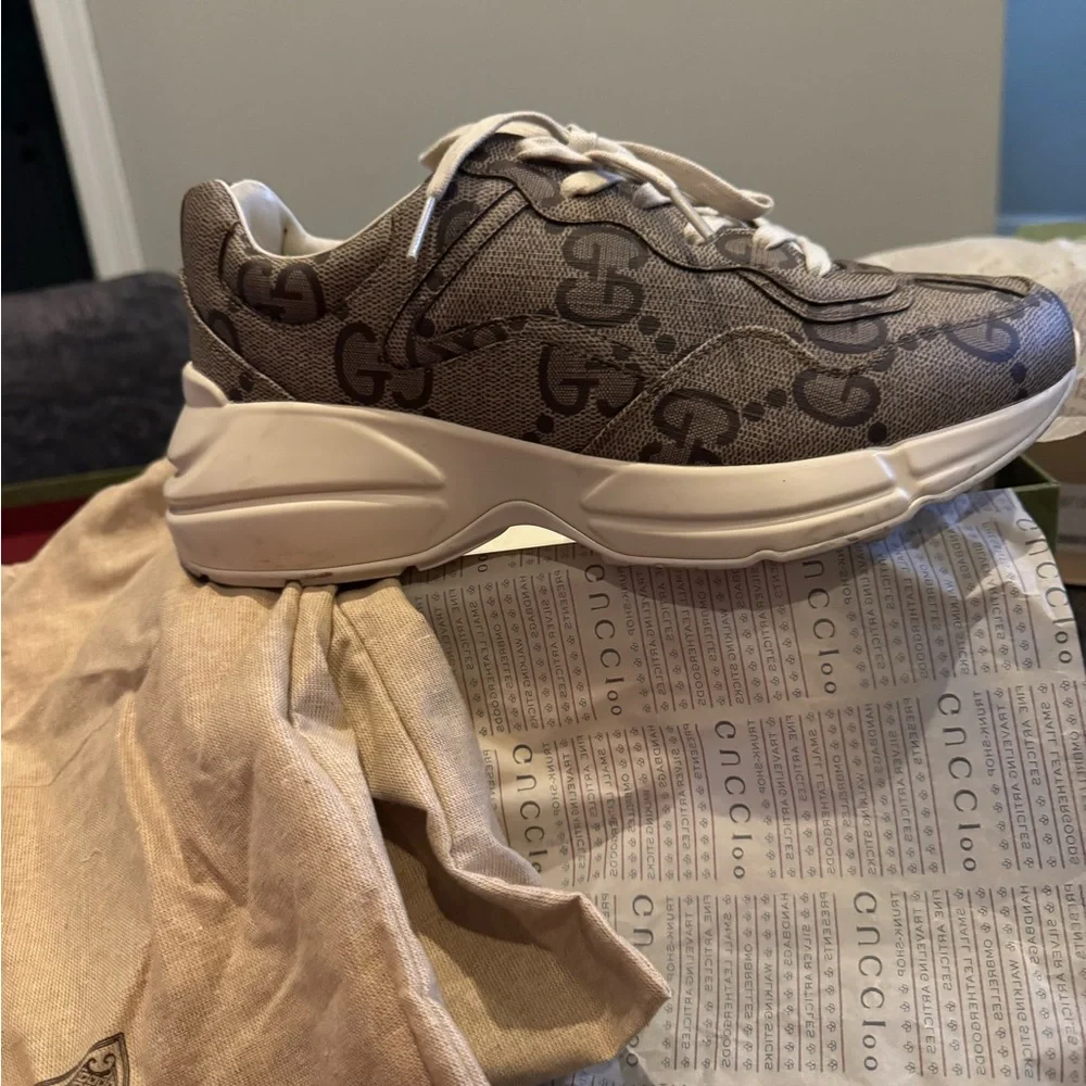 Gucci Men's Beige and Off-White Logo Sneakers - Picture 4 of 7